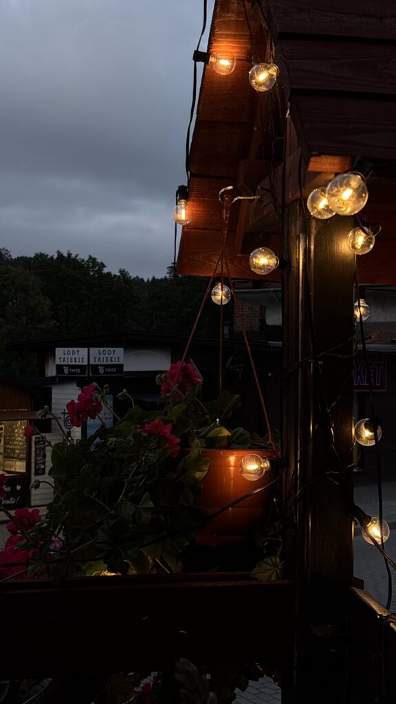 Wieczorne lampki nad ogródkiem restauracji