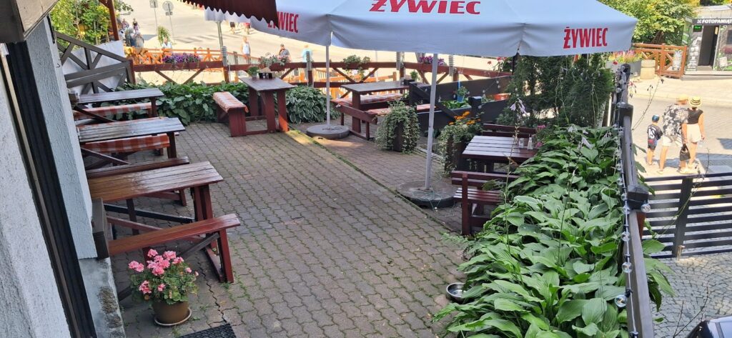 Taras Dwie Gęsi z parasolami i stolikami