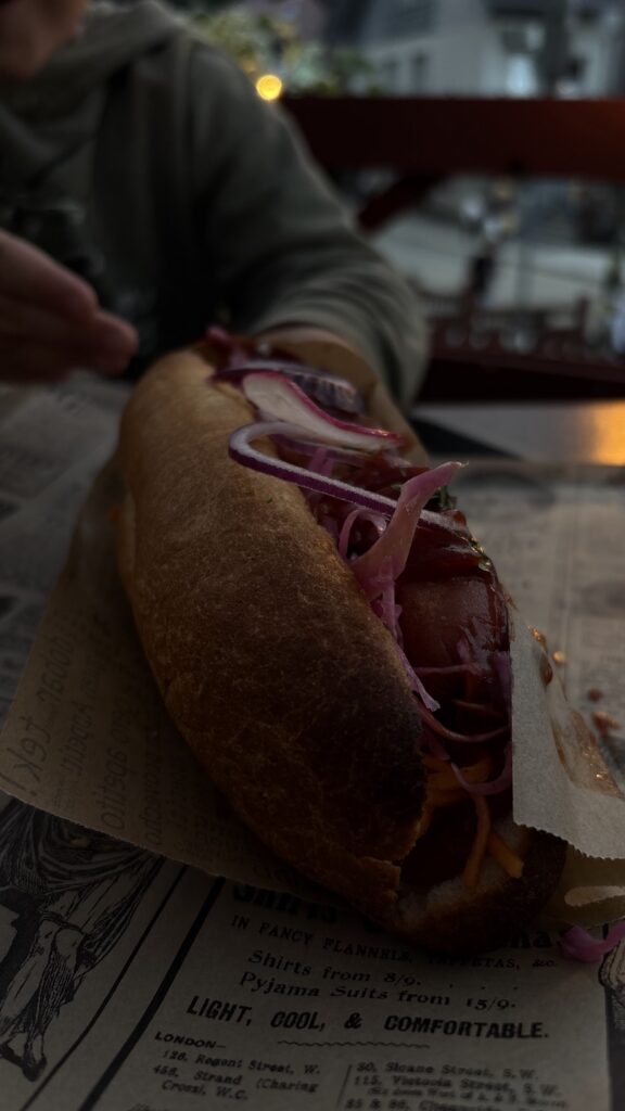 Wnętrze lokalu wieczorem