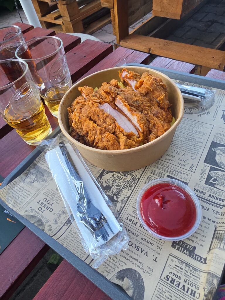 Box Crispy Chicken z frytkami i sosem