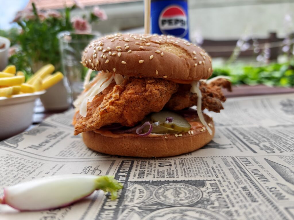 Burger Crispy Chicken z panierowanym kurczakiem i świeżymi warzywami