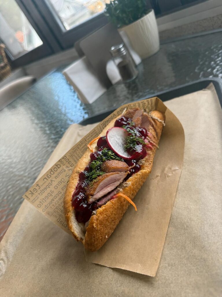 Hot Dog Dwie Gęsi z mięsem z kaczki i sosem żurawinowym